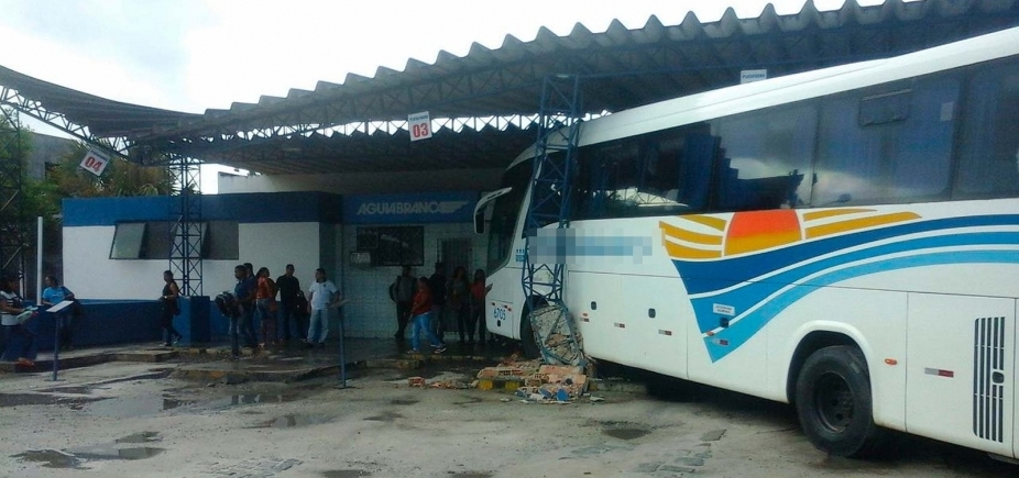Motorista perde controle de ônibus e invade rodoviária no sul da Bahia