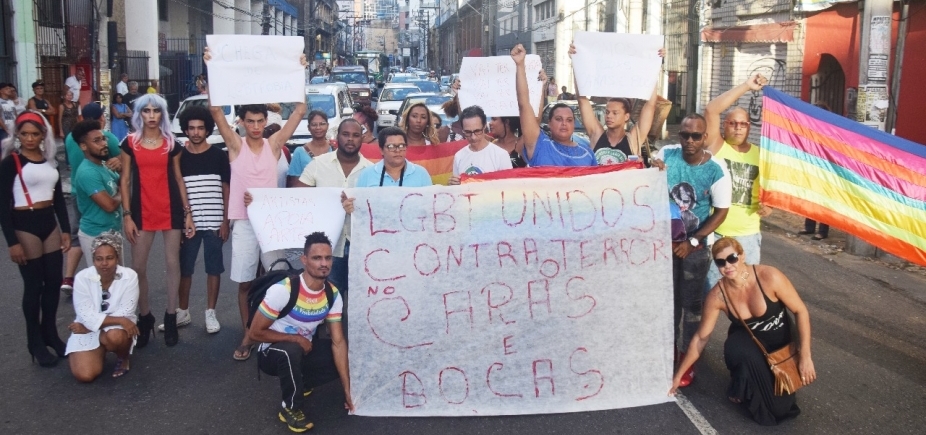 Movimento LGBT protesta contra ataques homofóbicos em bar na Avenida Carlos Gomes
