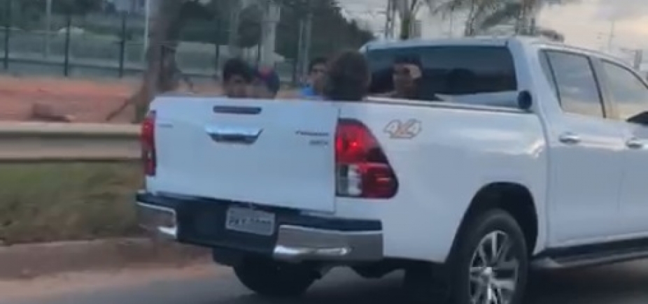 Já pode? Motorista transporta crianças em caçamba de caminhonete na Avenida Paralela 