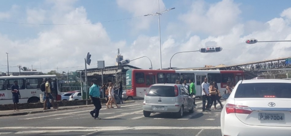 Acidente congestiona Avenida ACM sentido Lucaia