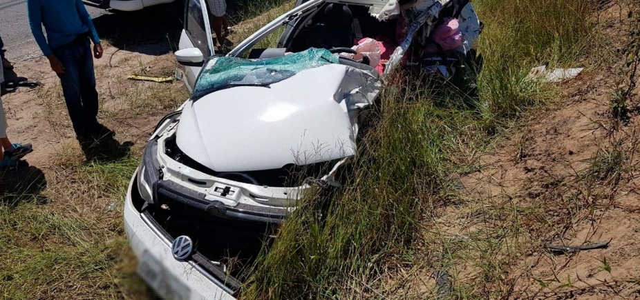 Homem morre e mulher grávida fica ferida em colisão entre carro e caminhão
