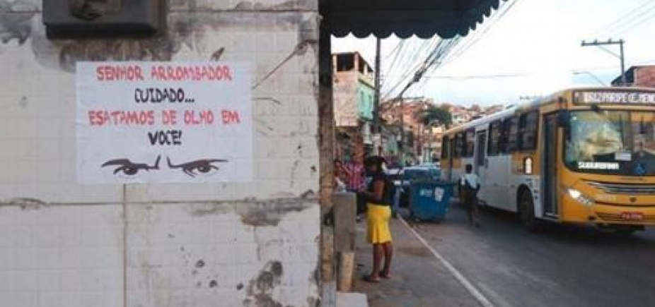 Moradores da San Martin espalham cartazes para intimidar assaltantes