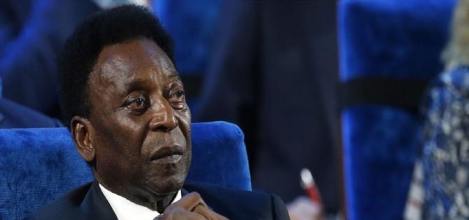Pelé desmente informação de que tenha sido internado
