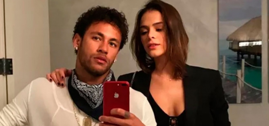 Bruna Marquezine ganha flores de Neymar e se declara