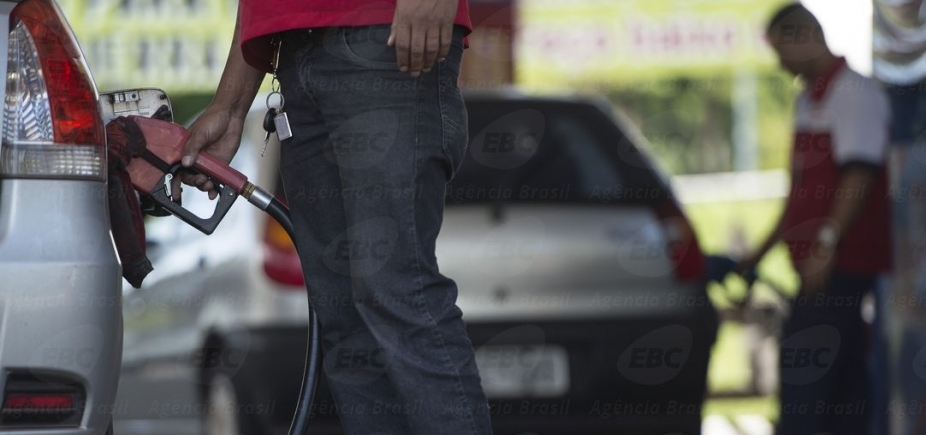 Preço da gasolina cai 1,4% e diesel 0,2%, anuncia Petrobras 