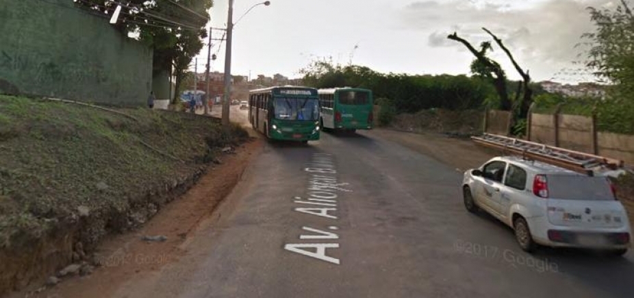 Suspeito de assalto a ônibus é agredido por populares em Salvador