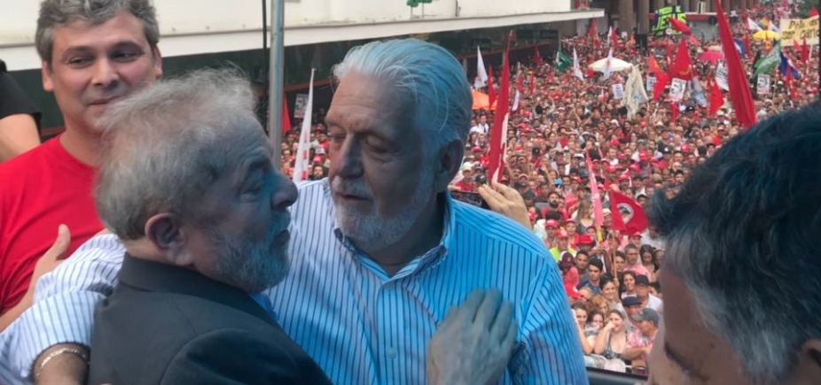 Em ato em Porto Alegre, Wagner pede para população fazer manifestos em favor de Lula