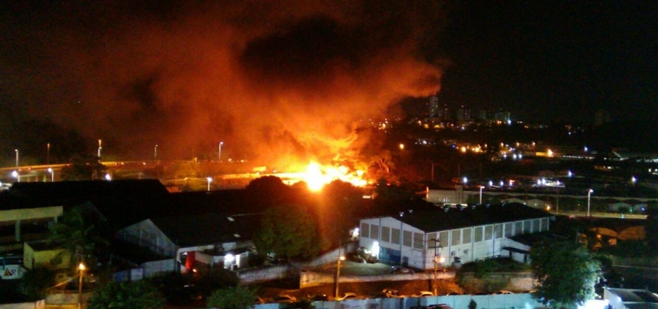 Incêndio atinge imóvel na Avenida Barros Reis 