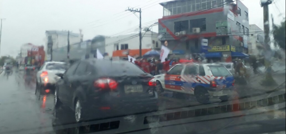 Manifestantes liberam a via e trânsito volta a fluir em São Cristovão sentido Aeroporto
