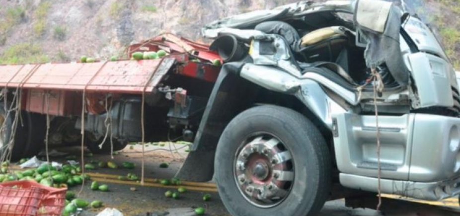 Carreta capota na BR-101 e deixa três mortos