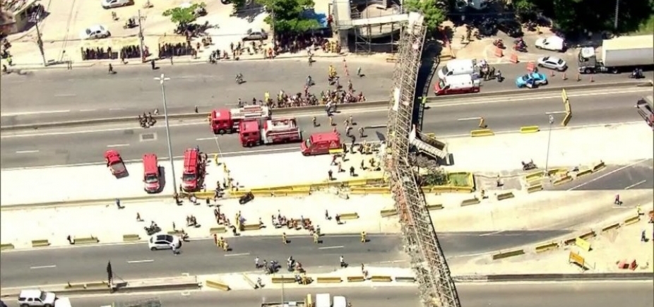 Passarela desaba sobre caminhão no Rio de Janeiro e deixa dois feridos