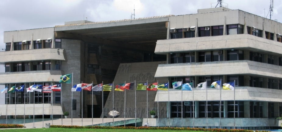 Treze deputados estaduais podem mudar de partido, diz coluna