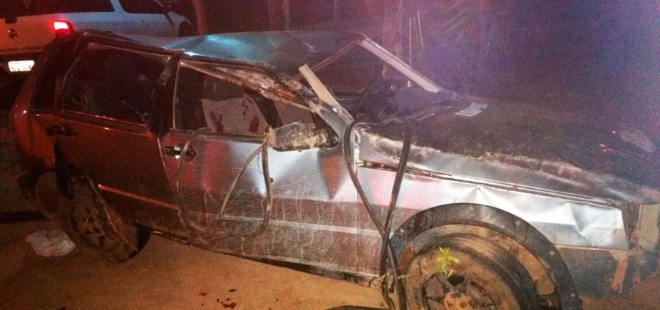 Carro capota ao desviar de carreta na contramão na BR-101; motorista de 22 anos morreu 