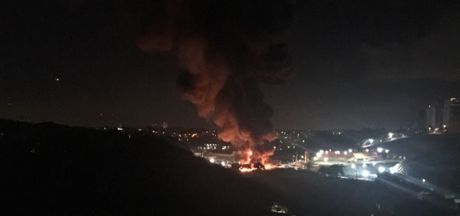 Incêndio atinge garagem de ônibus em Salvador; veja vídeo