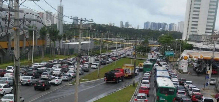 Acidente congestiona Avenida Luis Viana Filho sentido Aeroporto