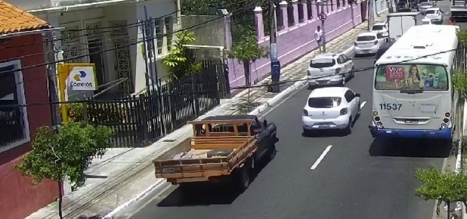 Ônibus quebra e deixa trânsito lento no Rio Vermelho; confira