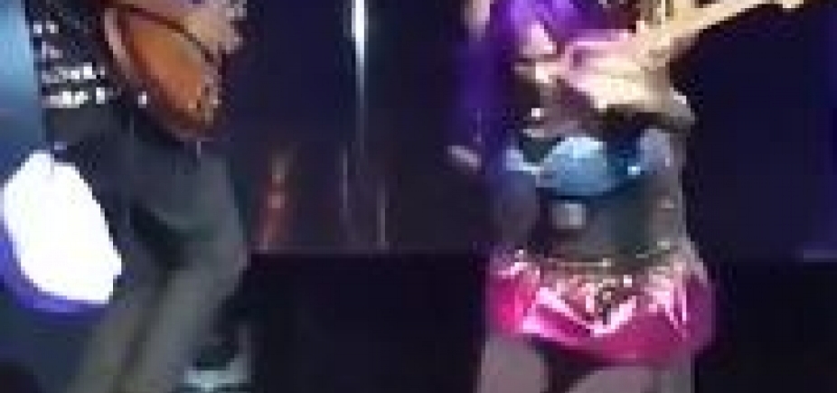 Baby do Brasil cai de palco durante show em Salvador; vídeo