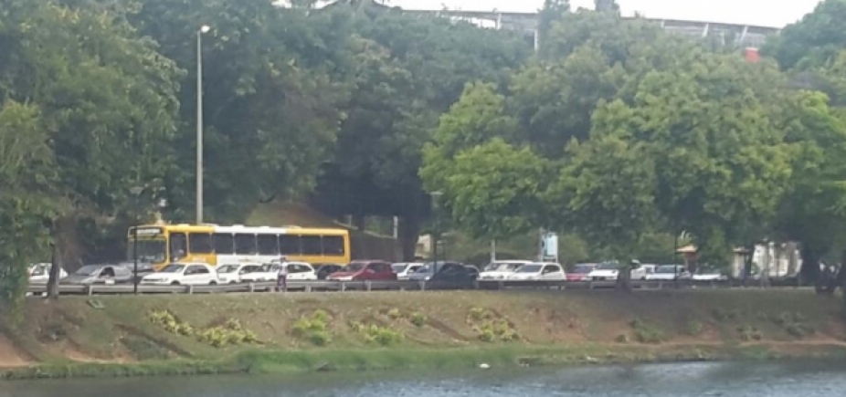Poda de vegetação e serviços da Coelba atrapalham o tráfego na região do Dique
