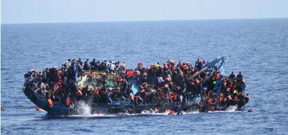  Naufrágio de barco de migrantes deixa 90 desaparecidos na Líbia