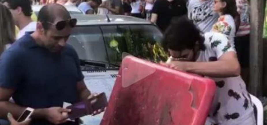 Namorado de Fátima Bernardes vende cerveja no Carnaval do Recife; veja