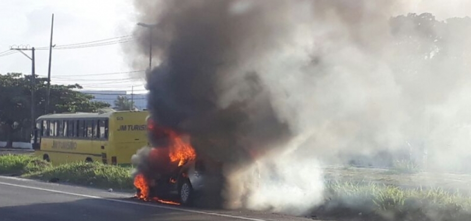 Carro pega fogo na BR-324 e gera acidente no sentido Salvador