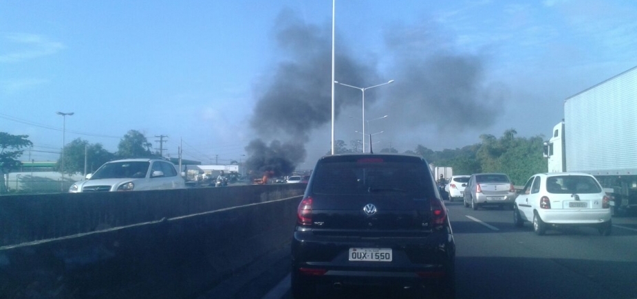 Carro que pegou fogo é acostado na BR-324