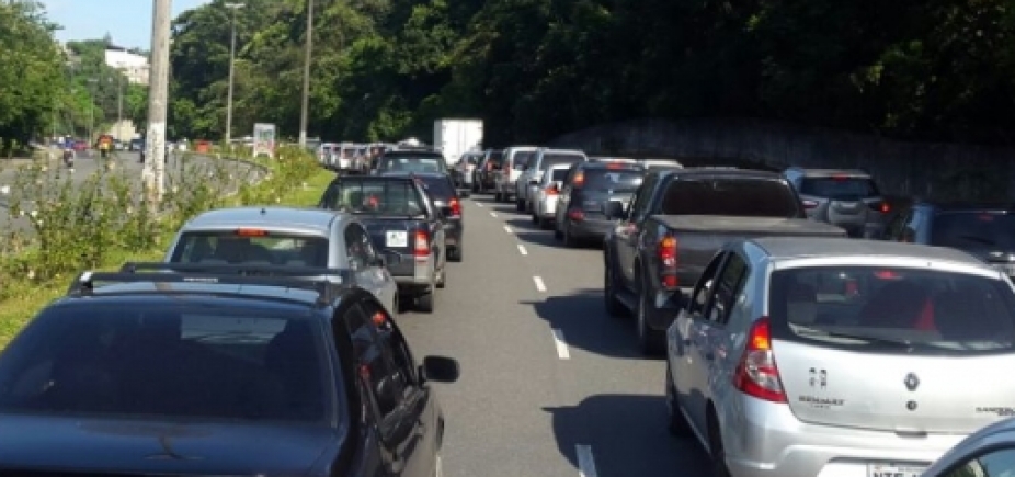Acidente causa lentidão na Rua Silveira Martins, no Cabula