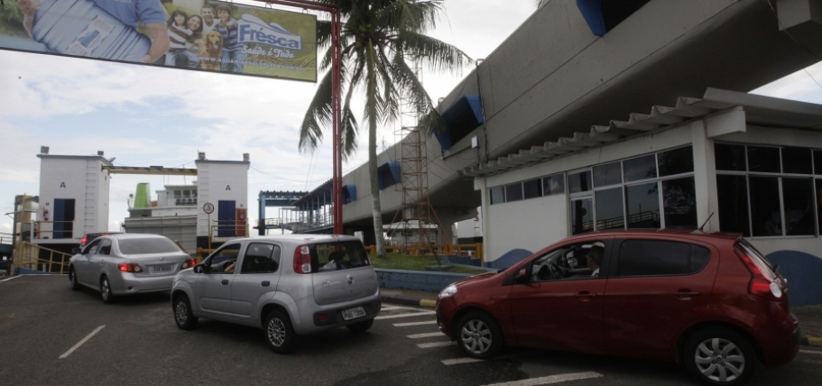 Fila de carros no ferry boat causa lentidão na Avenida Oscar Pontes