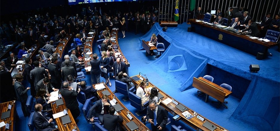 Senado aprova instalação de bloqueadores de celular em presídios