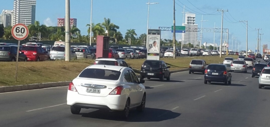 Motoristas enfrentam 1km de lentidão na BA-099 sentido Litoral Norte