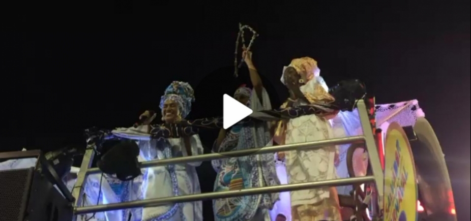 Caetano Veloso marca presença no Cortejo Afro; veja vídeo