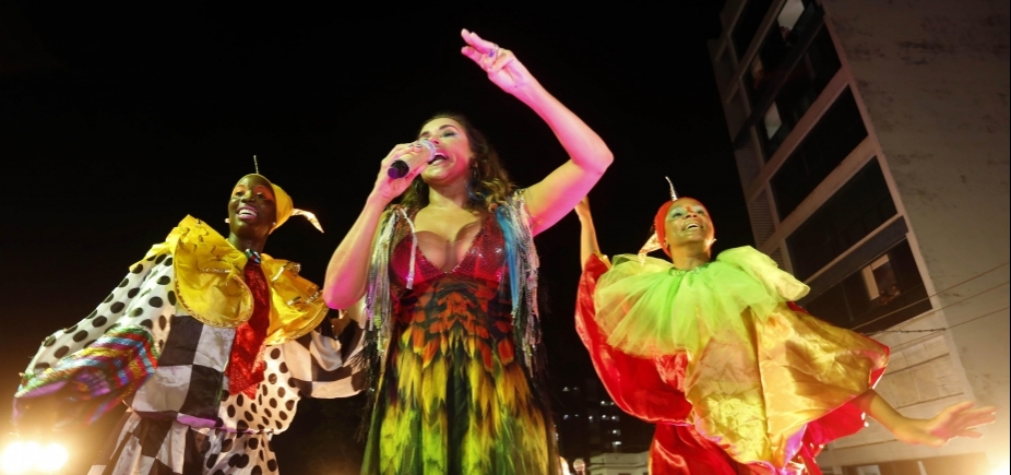 No trio de Daniela, Roberta Miranda canta com a ʹRainha Máʹ e se emociona