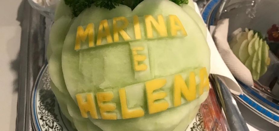 Gêmeas de Ivete, Marina e Helena ganham frutas de equipe médica