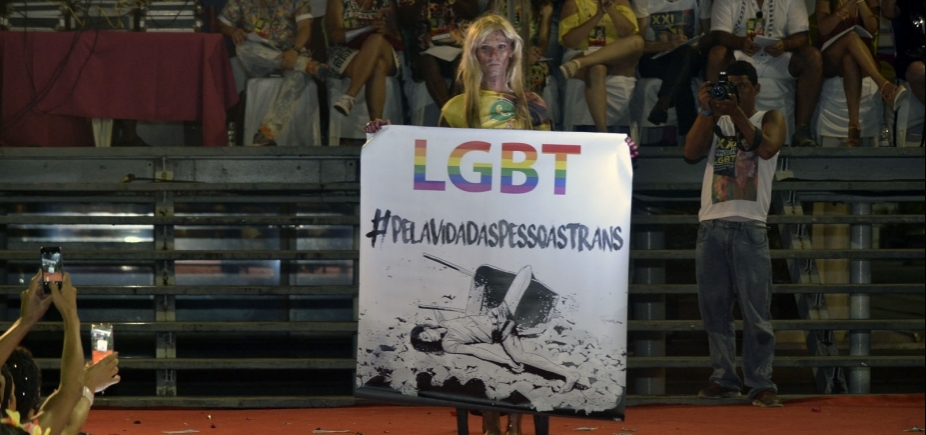  Concurso de Fantasia LGBT é palco de protesto e muita purpurina
