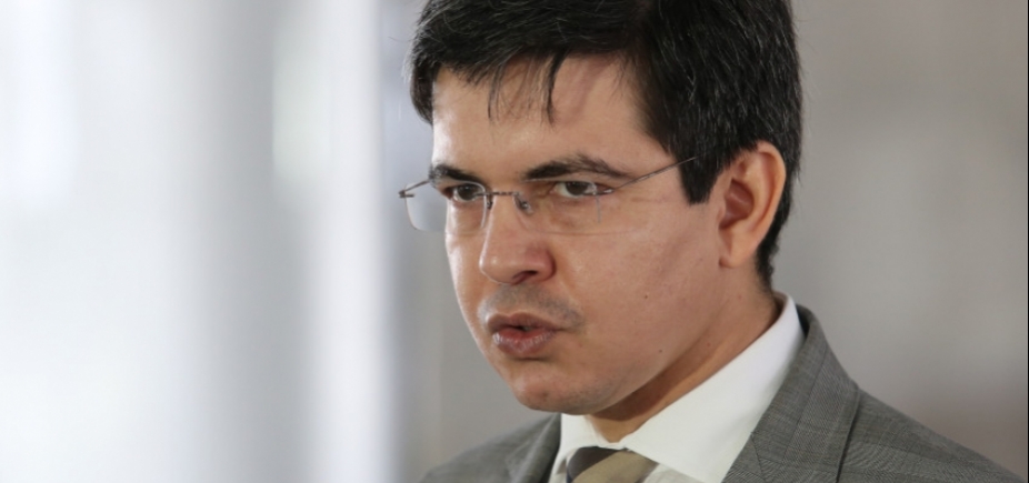 Senador Randolfe Rodrigues pede saída de Segovia na Justiça