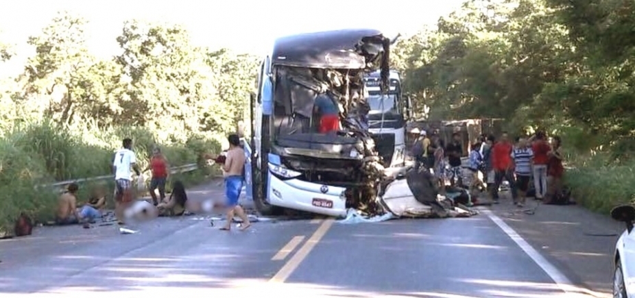 Colisão entre ônibus e carreta deixa oito mortos e 30 feridos em Goiás