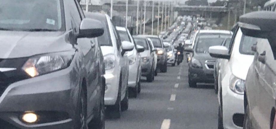 Batida entre carro e ônibus causa lentidão na BR-324 sentido Feira de Santana