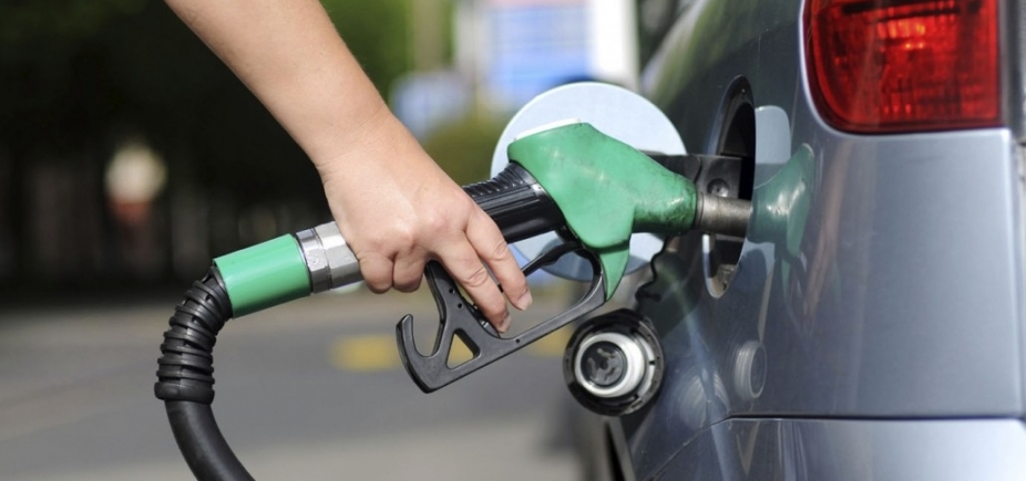 Preço da gasolina cai nos postos após 14 semanas 
