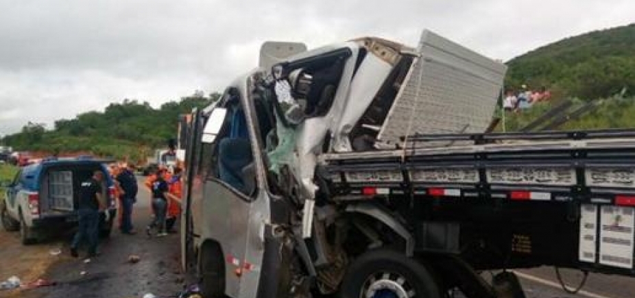 Segunda morte é confirmada em acidente entre micro-ônibus e caminhão