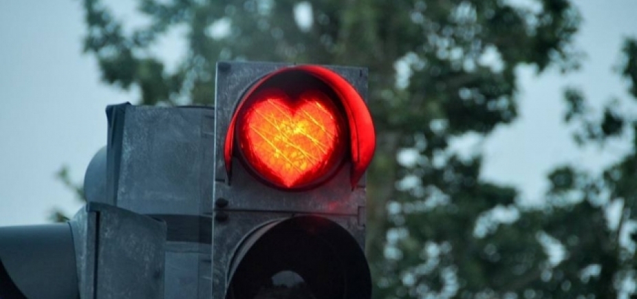 Vereadora é multada após instalar corações em semáforos