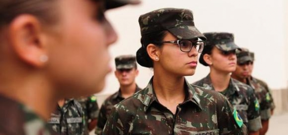 Exército recebe mulheres na Aman para ensino militar bélico pela primeira vez
