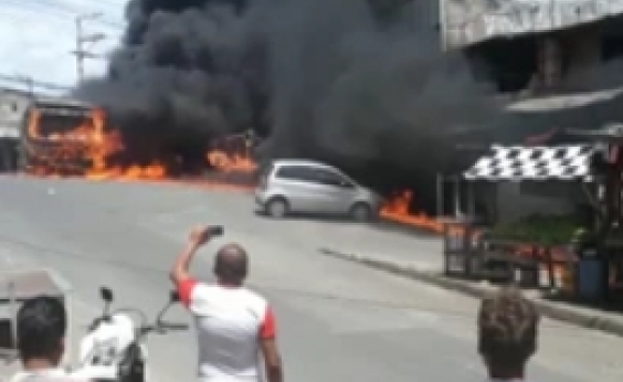 Ônibus é incendiado na Av. Ulysses Guimarães, em Sussuarana 