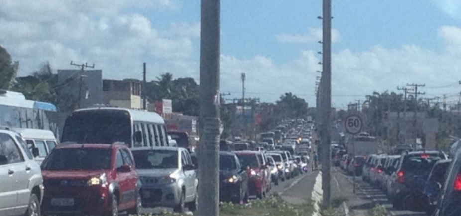 Congestionamento continua na Estrada do Coco sentido Salvador