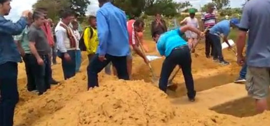 Família usa pás para sepultar parente em Conquista; assista
