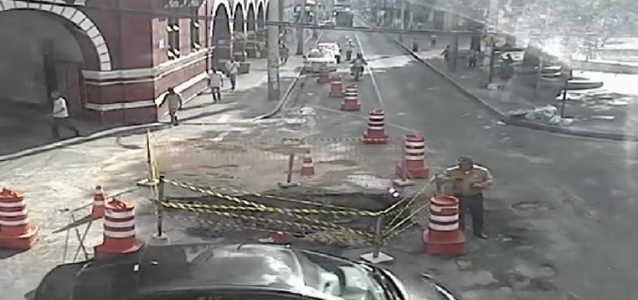 Motoristas devem redobrar atenção por causa de buraco na Barroquinha