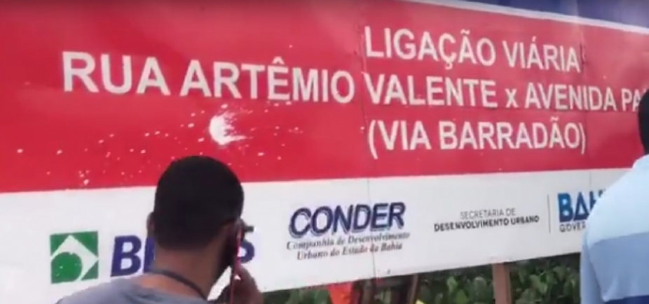 Prefeitura retira placas do governo na Via Barradão