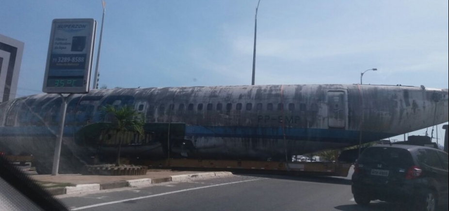 Traslado de carcaça de avião deixa trânsito travado perto do aeroporto