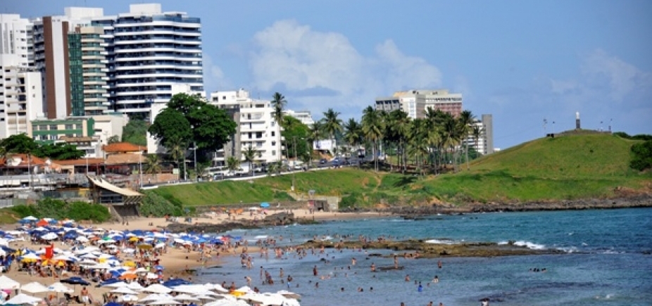 Inema aponta praias impróprias para banho; Farol da Barra figura lista
