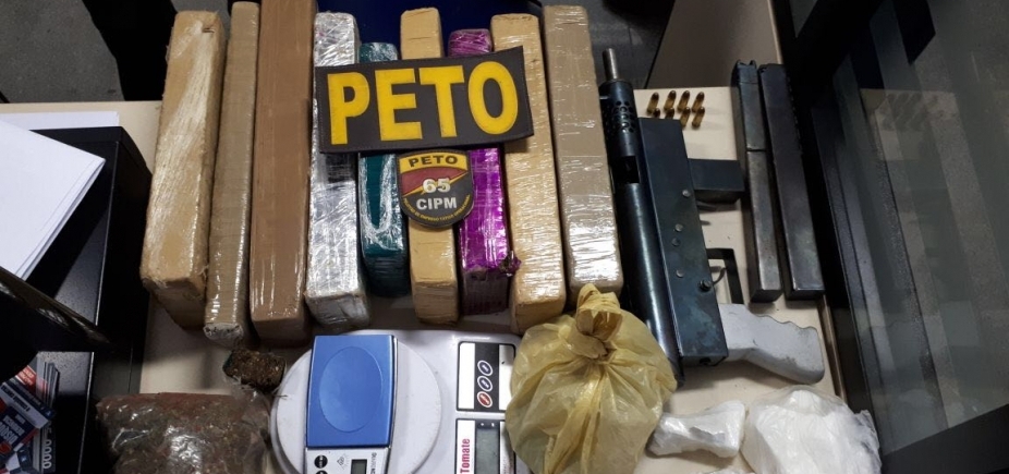 Metralhadora de uso da PF e 21 kg de drogas são apreendidas em Feira de Santana