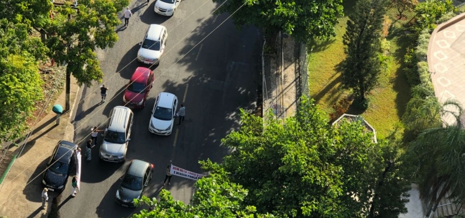 Moradores do Itaigara fazem ato contra construção de supermercado em área verde